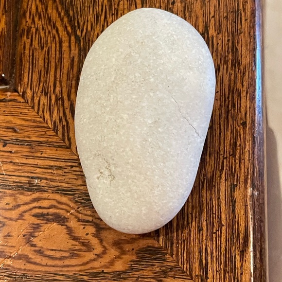 Hand crafted painted toucan bird rock natural white background black yellow - Picture 6 of 8